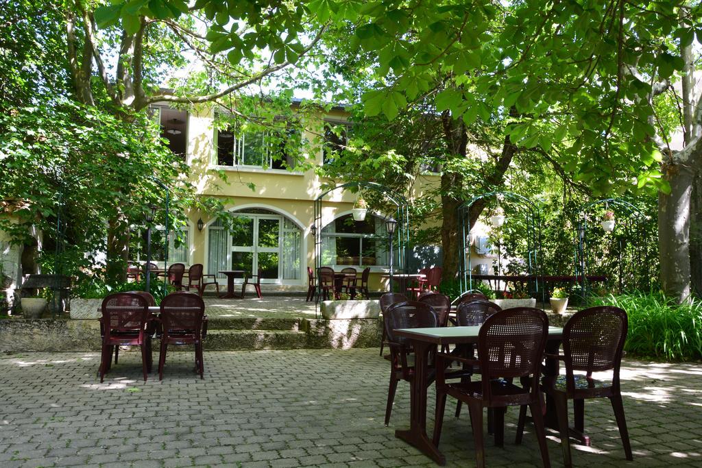 Logis Hotel Le Ceans Orpierre Екстер'єр фото
